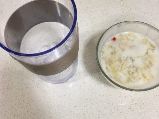 宝宝辅食10M➕：银耳花生牛奶,小月龄宝宝喝的话要放入料理棒中搅打