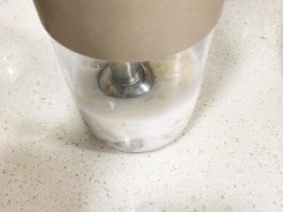 宝宝辅食10M➕：银耳花生牛奶,搅打成细腻的羹汁状