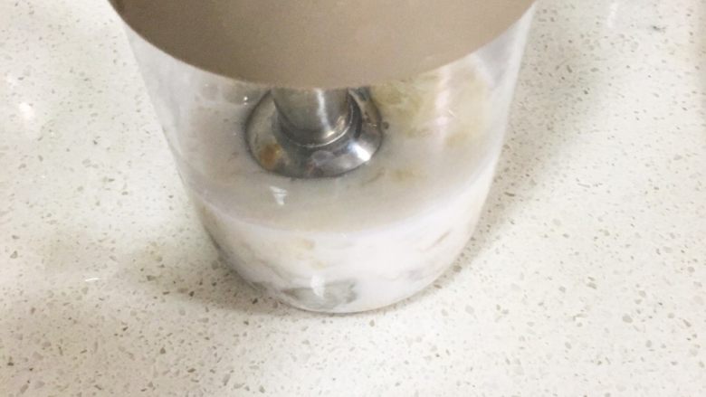 宝宝辅食10M➕：银耳花生牛奶,搅打成细腻的羹汁状