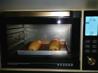 果仁大列巴,送入烤箱好的烤箱中下层：170度上下火、烤10分钟