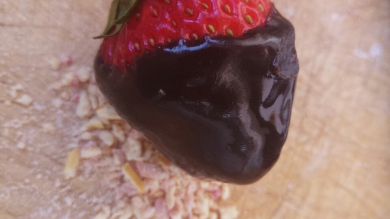 巧克力饼干碎草莓,趁巧克力液没有完全凝固，沾上饼干碎