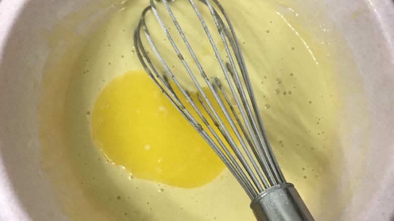 奶香华夫饼,加入融化好的黄油搅拌均匀