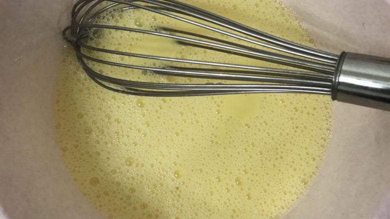 奶香华夫饼,用手动打蛋器搅拌至砂糖融化