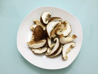 排骨焖香菇,香菇去蒂洗净切成厚片