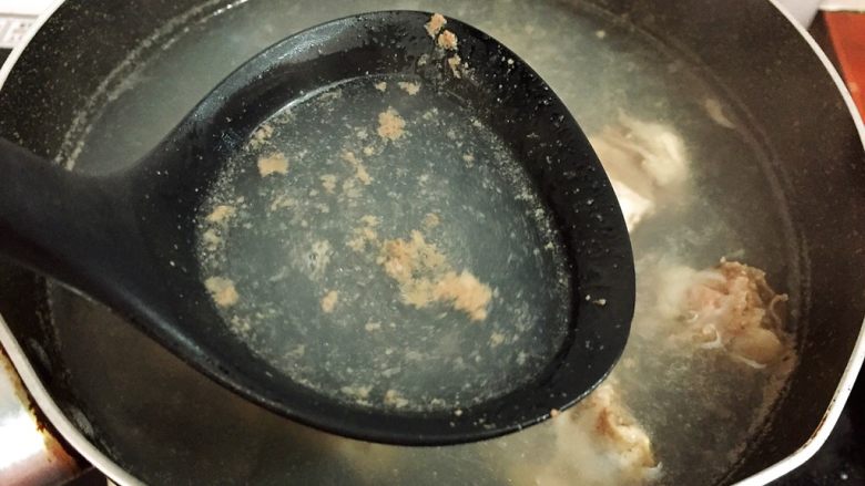 排骨焖香菇,大火烧开，捞出浮沫
