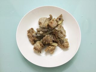 排骨焖香菇,捞出沥干水分备用