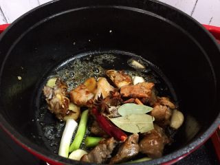 排骨焖香菇,放入香叶、八角、桂皮、干红辣椒翻炒均匀