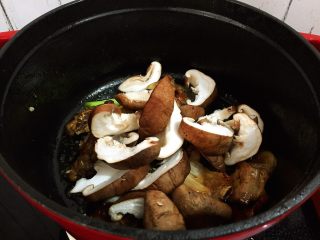 排骨焖香菇,放入香菇，翻炒均匀