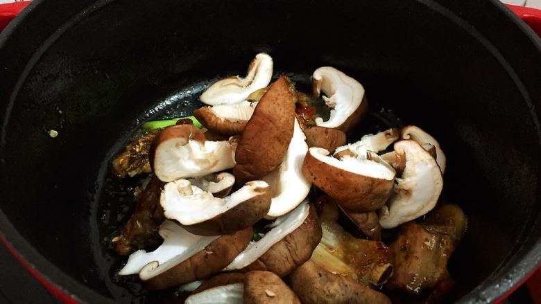 排骨焖香菇,放入香菇，翻炒均匀