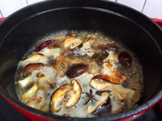 排骨焖香菇,大火烧开转小火炖煮40分钟