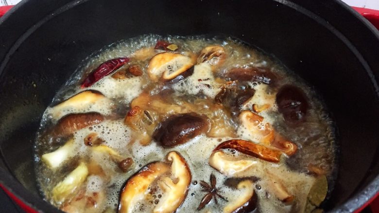 排骨焖香菇,大火烧开转小火炖煮40分钟