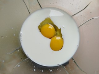 鸡蛋饼,取一个大碗，倒入130克纯牛奶，打入两个鸡蛋