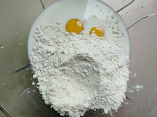 鸡蛋饼,加入过筛了的130克面粉