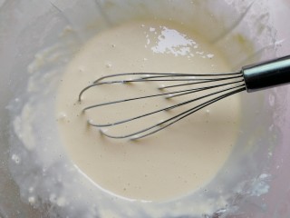 鸡蛋饼,用手动打蛋器搅拌均匀
