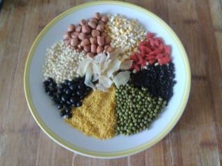 八宝粥,花生，小米，绿豆，黑米，大碴子，枸杞，黑豆放入盘里备用