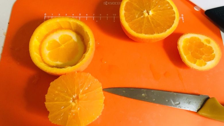 切橙子,就这样当个底，再将橙子肉随便切开，方便吃😄