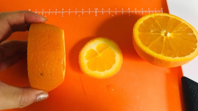 切橙子,🍊一切为二，把底部如图薄薄的切下