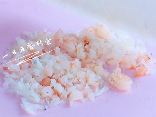 海鲜吐司卷,沥干水分，银鱼和虾一起剁碎。
>>他们可以替换成别的海鲜或者肉蔬菜都可以。