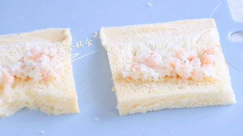 海鲜吐司卷,将拌好的虾仁银鱼馅放在吐司的另一边。
