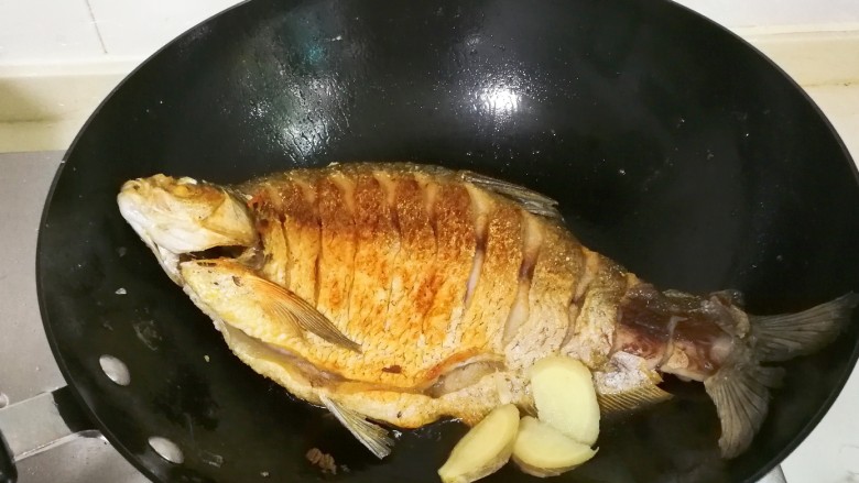 红烧蒜苔鳊鱼,放入姜片