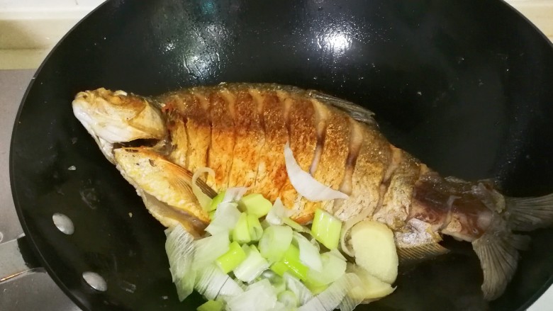 红烧蒜苔鳊鱼,放入大葱煎出香味