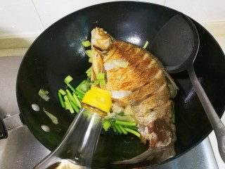 红烧蒜苔鳊鱼,放入料酒