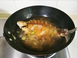 红烧蒜苔鳊鱼,放入适量热水烧开转中火烧十分钟