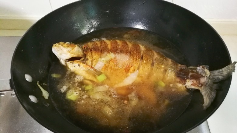 红烧蒜苔鳊鱼,放入适量热水烧开转中火烧十分钟