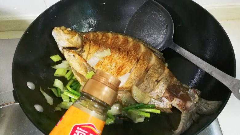 红烧蒜苔鳊鱼,放入醋