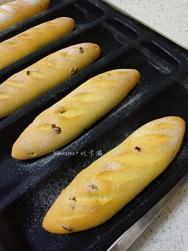 一次发酵葡萄干面包,烤箱180度30分钟。