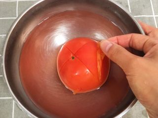 辅食10M➕：番茄鸡蛋疙瘩面,番茄划十字，放进开水浸泡去皮