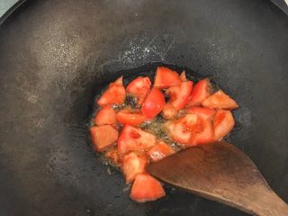 辅食10M➕：番茄鸡蛋疙瘩面,水锅里热油，放入番茄翻炒至软烂