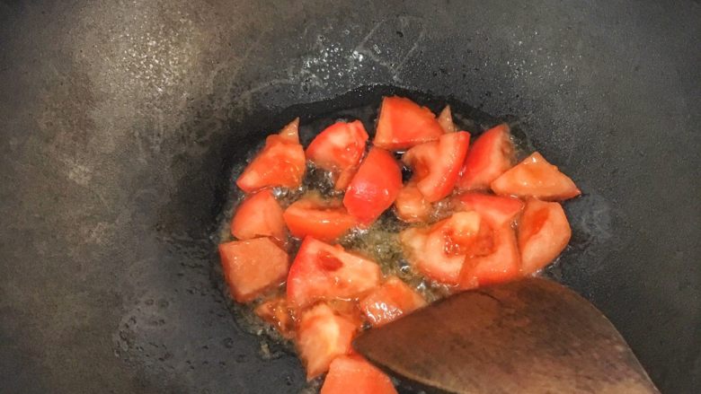 辅食10M➕：番茄鸡蛋疙瘩面,水锅里热油，放入番茄翻炒至软烂