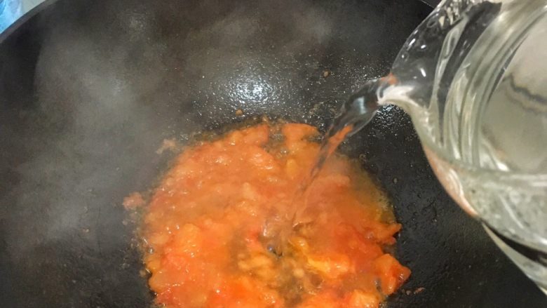 辅食10M➕：番茄鸡蛋疙瘩面,向锅里倒入适量水，开后，转中火