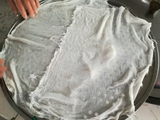 #客家美食#清明粄,在笪子上面铺上纱布，其实纱布是最好的，透气透水，用保鲜膜虽然简单，但效果不是太好。