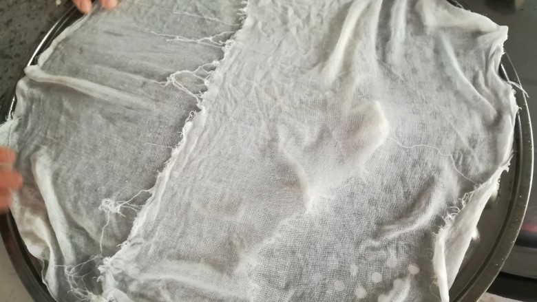 #客家美食#清明粄,在笪子上面铺上纱布，其实纱布是最好的，透气透水，用保鲜膜虽然简单，但效果不是太好。