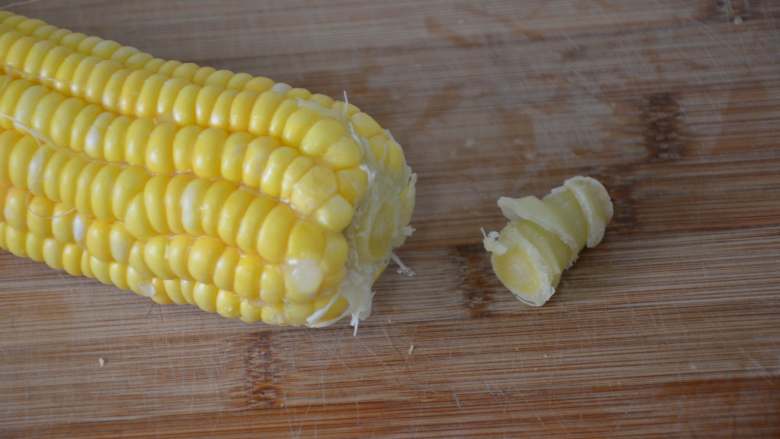 黄金玉米烙,从玉米顶部将玉米把切除。