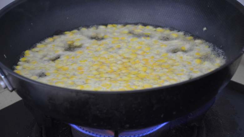黄金玉米烙,将玉米粒放入水中煮熟，水开后煮3分钟左右即可。