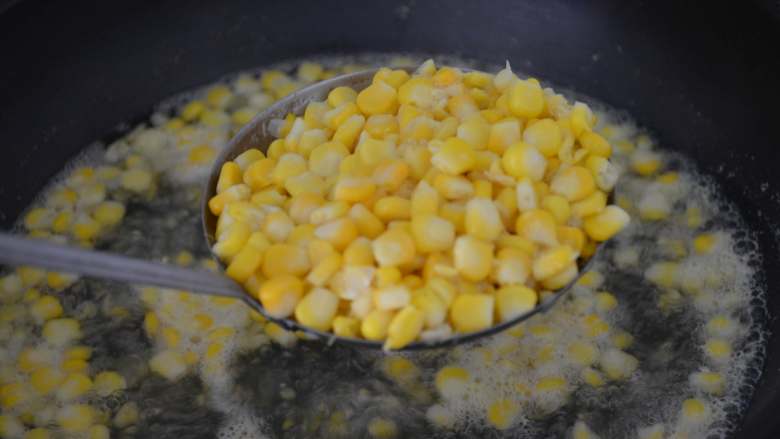 黄金玉米烙,煮熟的玉米粒捞出放入大碗。