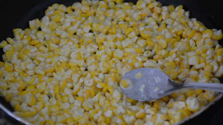 黄金玉米烙,铺开，用勺子将表面压平，压成圆饼形。