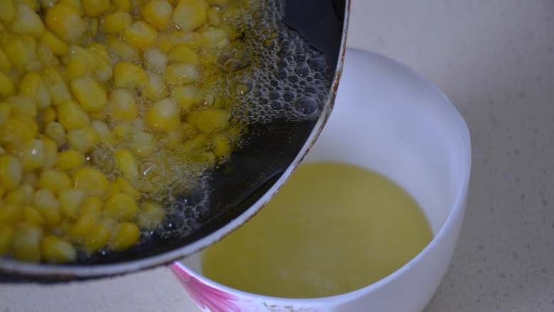 黄金玉米烙,将多余的油倒出。这个油还可以下次炒菜用。