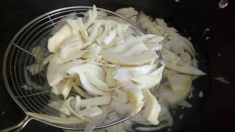   春笋酸菜炒五花肉&吃出春天的味道,鲜春笋到锅中焯水1~2分钟，捞出来。