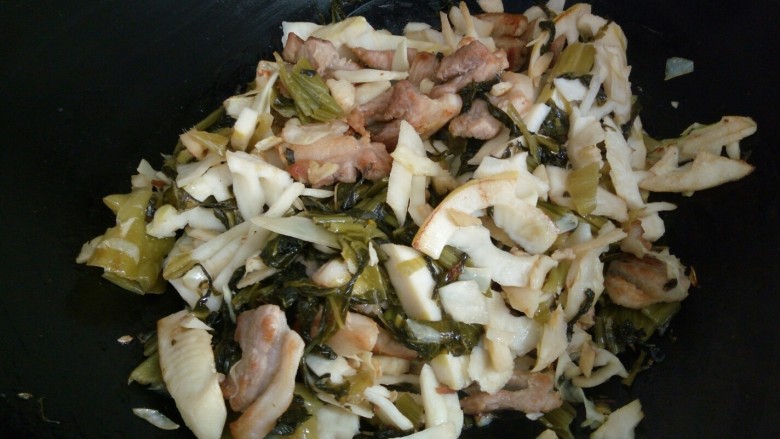   春笋酸菜炒五花肉&吃出春天的味道,放好调味，继续翻炒一会儿即可关火盛出。
