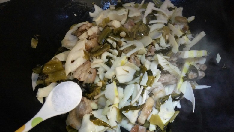   春笋酸菜炒五花肉&吃出春天的味道,炒一会儿，加点盐调味。