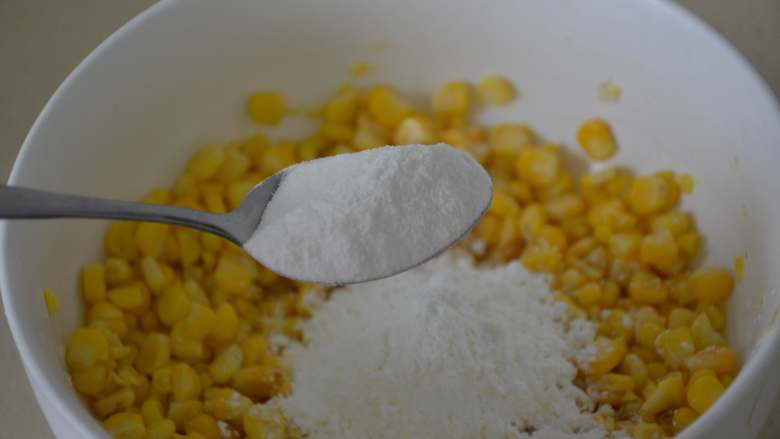 黄金玉米烙,再加8克糯米粉。