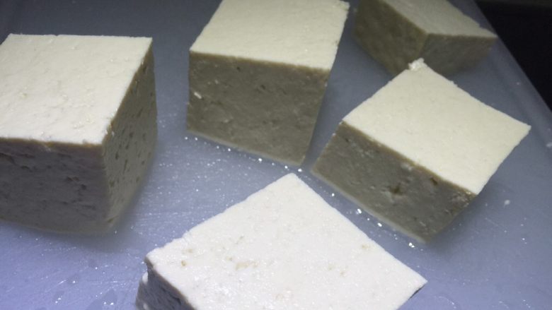糖醋豆腐酿,将豆腐切成大小均匀的方块