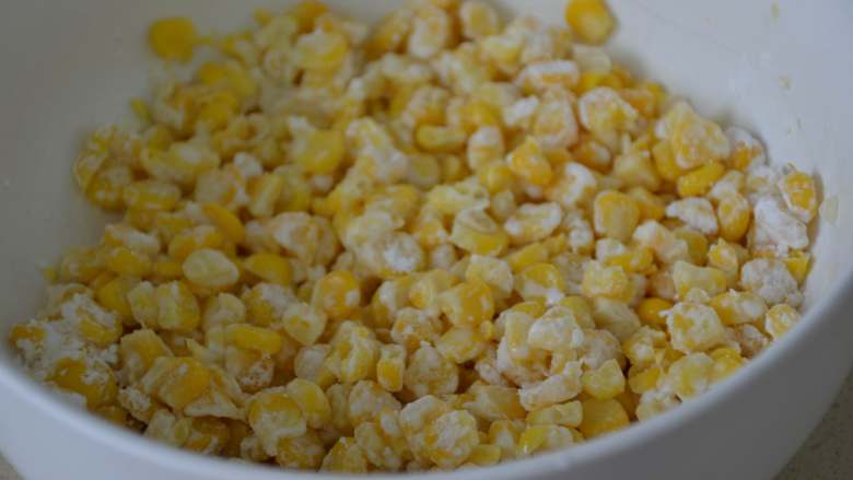 黄金玉米烙,使每粒玉米都能均匀的粘上淀粉。
