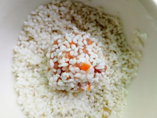 珍珠丸子,包好咸蛋黄的肉馅，在滤干水分的圆糯米里滚一圈，均匀的裹上糯米