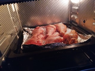 香烤鸡腿,放入烤箱上下火175度20分钟，反面再烤20分钟即可