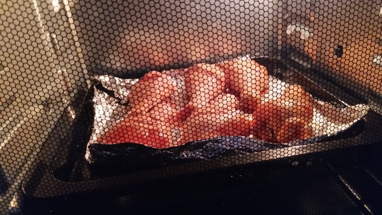 香烤鸡腿,放入烤箱上下火175度20分钟，反面再烤20分钟即可